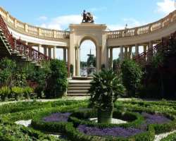 The castle garden also adds to the beauty of the garden. Its combination of horticulture and architecture makes every visitor delighted.